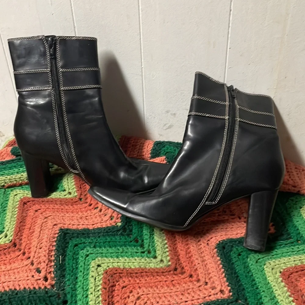 Cute heeled boots. They have a slight crack in the crease. - Picture 3 of 3